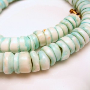 Mid Century Genuine Hawaiian Puka Shells Beads Vintage Necklace Lovely Aqua Tie Dyed