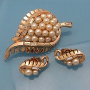 CROWN TRIFARI Pat Pend 1954 Mid Century Vintage Brooch Pin Earrings Faux Pearl Leaves