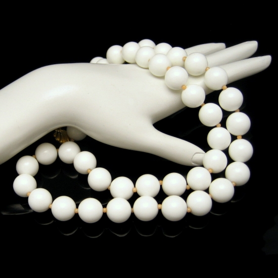 DOTTY SMITH Vintage Long Statement Necklace Chunky White Acrylic Beads